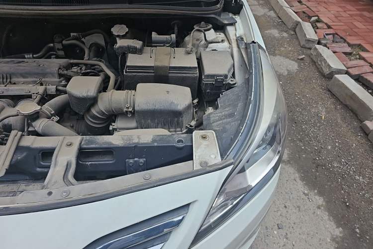 Used Hyundai Verna (older generation) 2014 1.4L Manual Smart GLS Trim Engine Bay Left