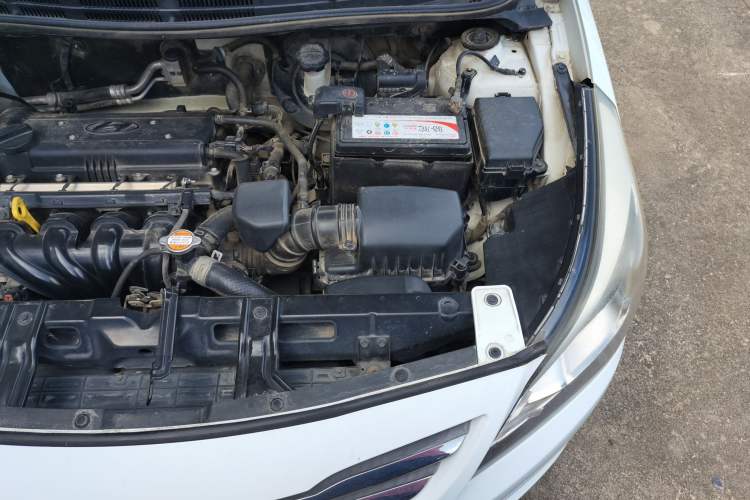 Used Hyundai Verna (older generation) 2014 1.4L Manual Smart GLS Trim Engine Bay Left