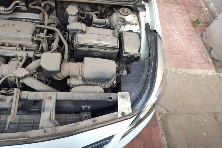 Used Hyundai Verna (older generation) 2014 1.4L Manual Smart GLS Trim Engine Bay Left