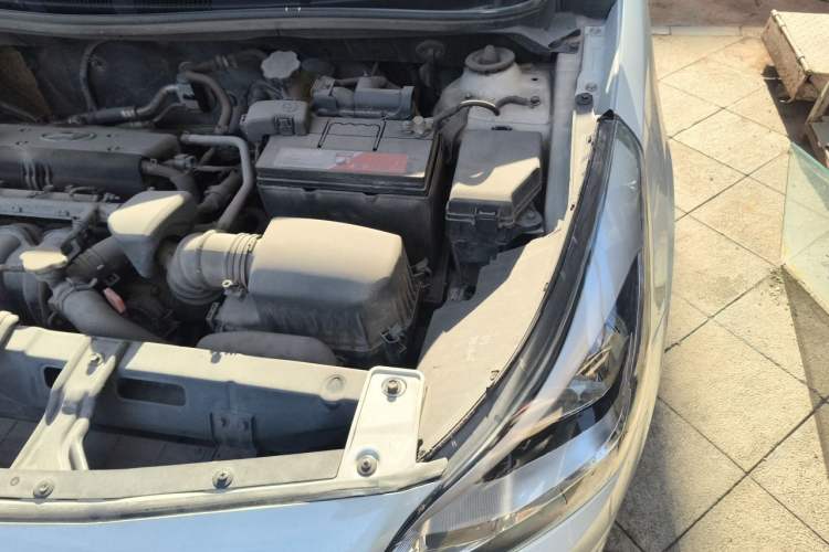 Used Hyundai Verna (older generation) 2014 1.4L Automatic Smart GLS Engine Bay Left