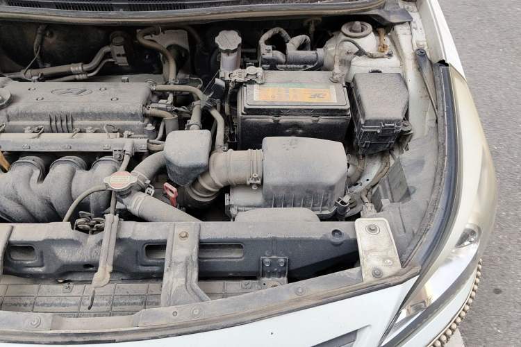 Used Hyundai Verna (older generation) 2014 1.4L Automatic Leading-Edge GLX Engine Bay Left