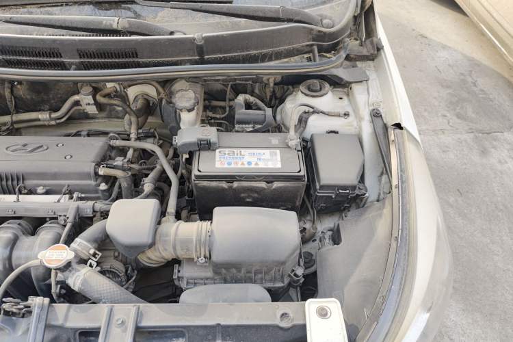 Used Hyundai Verna (older generation) 2014 1.4L Manual Smart GLS Trim Engine Bay Left