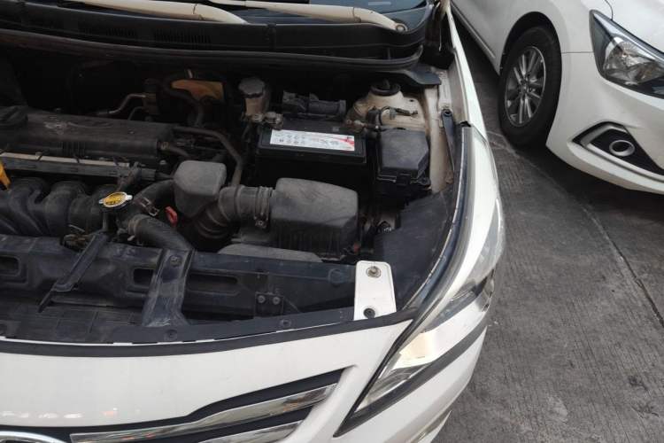 Used Hyundai Verna (older generation) 2014 1.4L Automatic Leading-Edge GLX Engine Bay Left