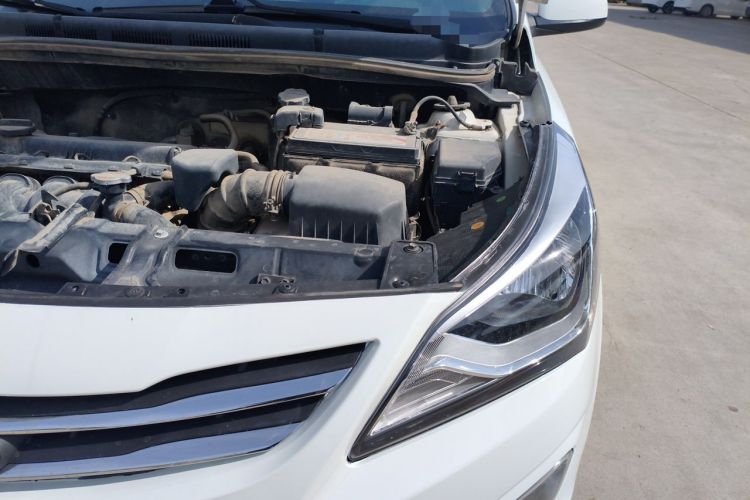 Used Hyundai Verna (older generation) 2014 1.4L Manual Smart GLS Trim Engine Bay Left