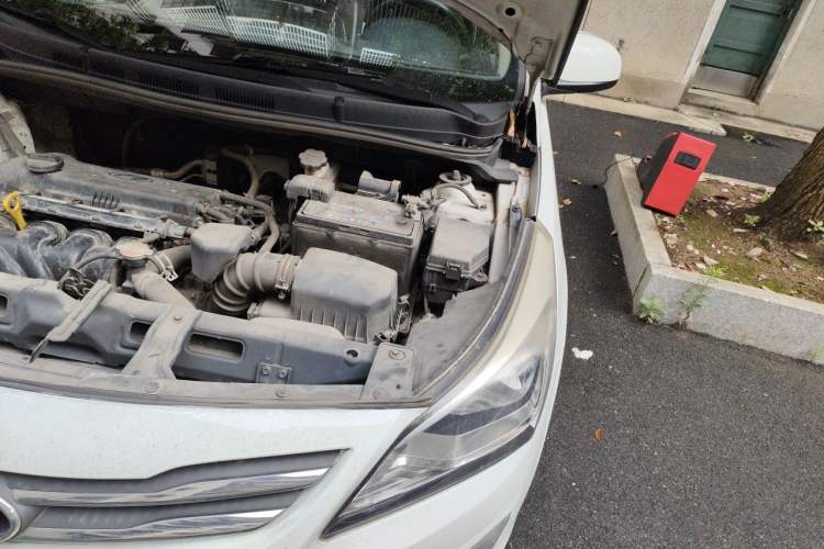Used Hyundai Verna (older generation) 2014 1.4L Manual Smart GLS Trim Engine Bay Left