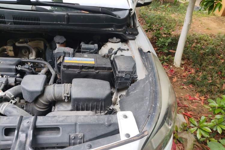 Used Hyundai Verna (older generation) 2014 1.4L Manual Smart GLS Trim Engine Bay Left