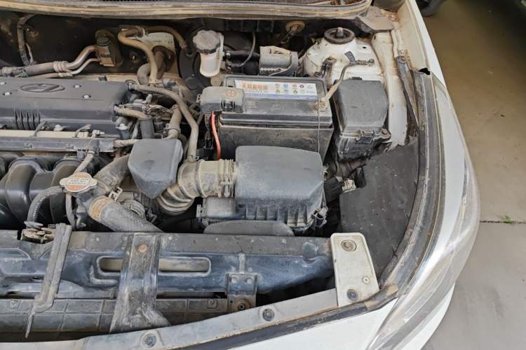 Used Hyundai Verna (older generation) 2014 1.4L Manual Smart GLS Trim Engine Bay Left