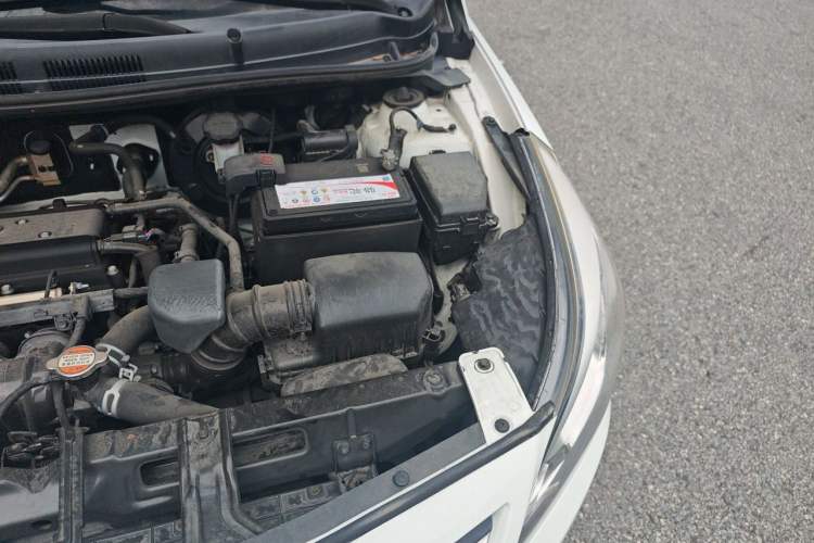 Used Hyundai Verna (older generation) 2014 1.4L Manual Smart GLS Trim Engine Bay Left