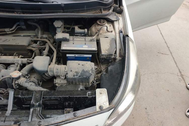 Used Hyundai Verna (older generation) 2014 1.4L Manual Smart GLS Trim Engine Bay Left