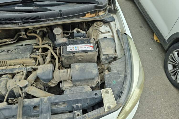 Used Hyundai Verna (older generation) 2014 1.4L Manual Smart GLS Trim Engine Bay Left