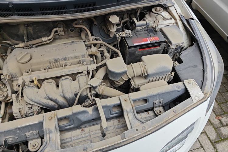 Used Hyundai Verna (older generation) 2014 1.4L Manual Smart GLS Trim Engine Bay Left