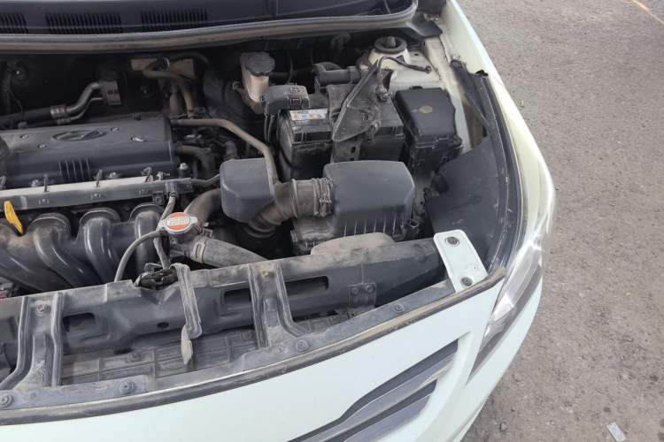 Used Hyundai Verna (older generation) 2014 1.4L Manual Smart GLS Trim Engine Bay Left