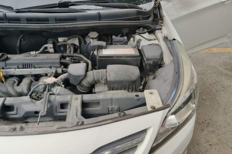 Used Hyundai Verna (older generation) 2014 1.4L Manual Smart GLS Trim Engine Bay Left