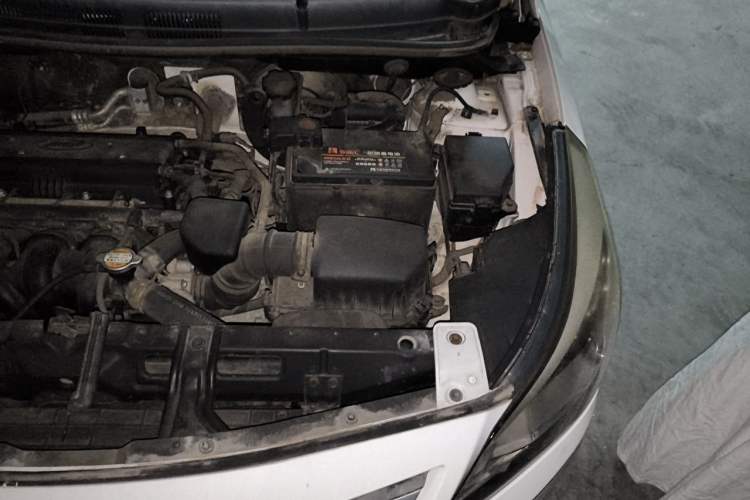 Used Hyundai Verna (older generation) 2014 1.4L Manual Smart GLS Trim Engine Bay Left