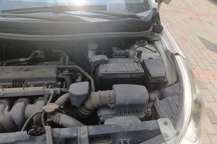 Used Hyundai Verna (older generation) 2014 1.4L Manual Smart GLS Trim Engine Bay Left
