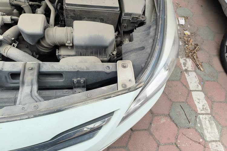 Used Hyundai Verna (older generation) 2014 1.4L Manual Smart GLS Trim Engine Bay Left