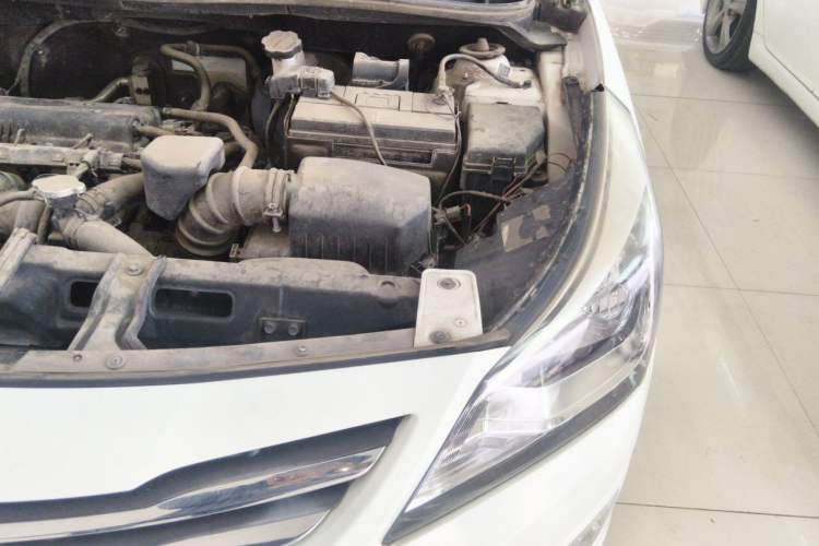 Used Hyundai Verna (older generation) 2014 1.4L Manual Smart GLS Trim Engine Bay Left