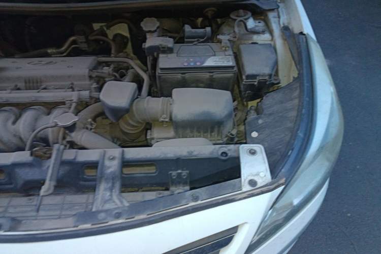 Used Hyundai Verna (older generation) 2014 1.4L Manual Smart GLS Trim Engine Bay Left