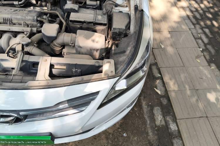 Used Hyundai Verna (older generation) 2014 1.4L Manual Smart GLS Trim Engine Bay Left