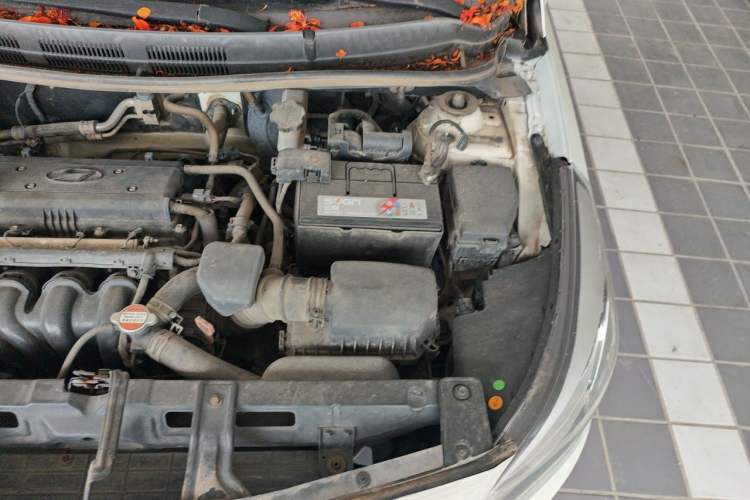 Used Hyundai Verna (older generation) 2014 1.4L Automatic Smart GLS Engine Bay Left