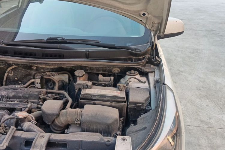 Used Hyundai Verna (older generation) 2014 1.4L Manual Smart GLS Trim Engine Bay Left