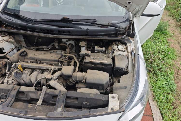 Used Hyundai Verna (older generation) 2014 1.4L Manual Smart GLS Trim Engine Bay Left
