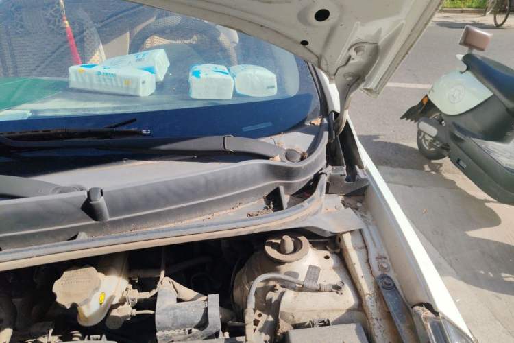 Used Hyundai Verna (older generation) 2014 1.4L Manual Smart GLS Trim Engine Bay Left