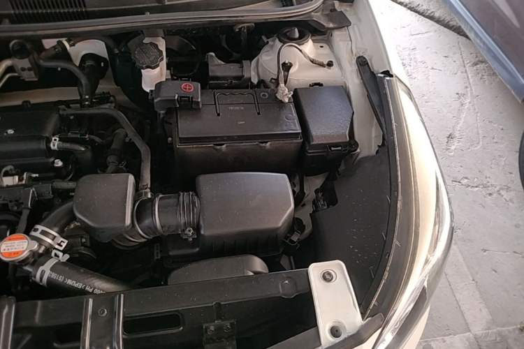 Used Hyundai Verna (older generation) 2014 1.4L Manual Smart GLS Trim Engine Bay Left