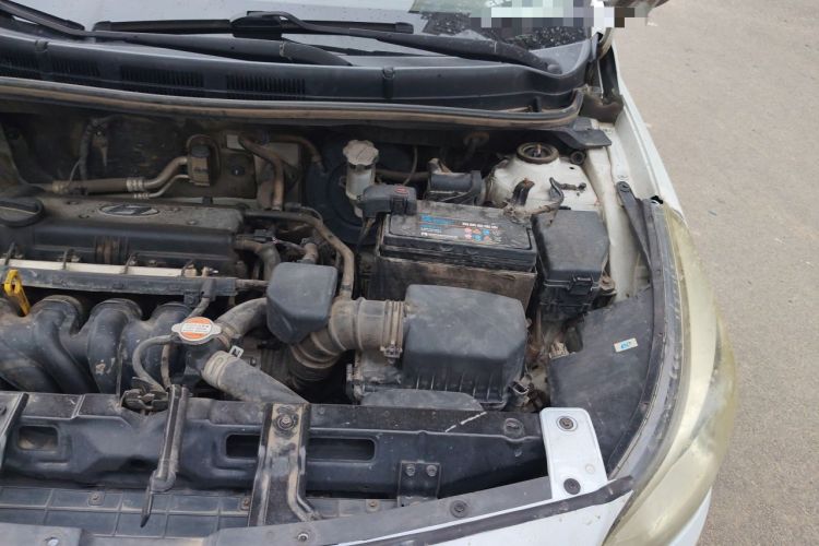 Used Hyundai Verna (older generation) 2014 1.4L Manual Smart GLS Trim Engine Bay Left