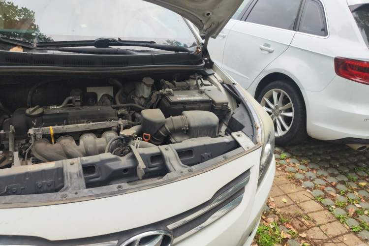 Used Hyundai Verna (older generation) 2014 1.4L Automatic Leading-Edge GLX Engine Bay Left