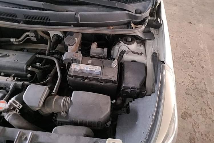 Used Hyundai Verna (older generation) 2014 1.4L Manual Smart GLS Trim Engine Bay Left