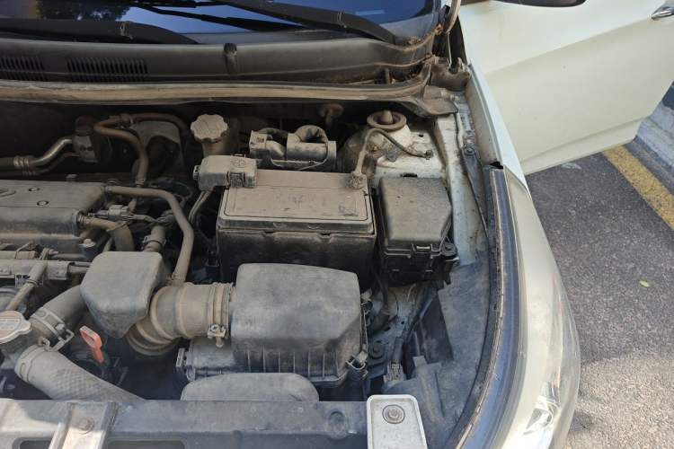 Used Hyundai Verna (older generation) 2014 1.4L Automatic Leading-Edge GLX Engine Bay Left