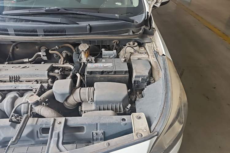 Used Hyundai Verna (older generation) 2014 1.4L Manual Smart GLS Trim Engine Bay Left