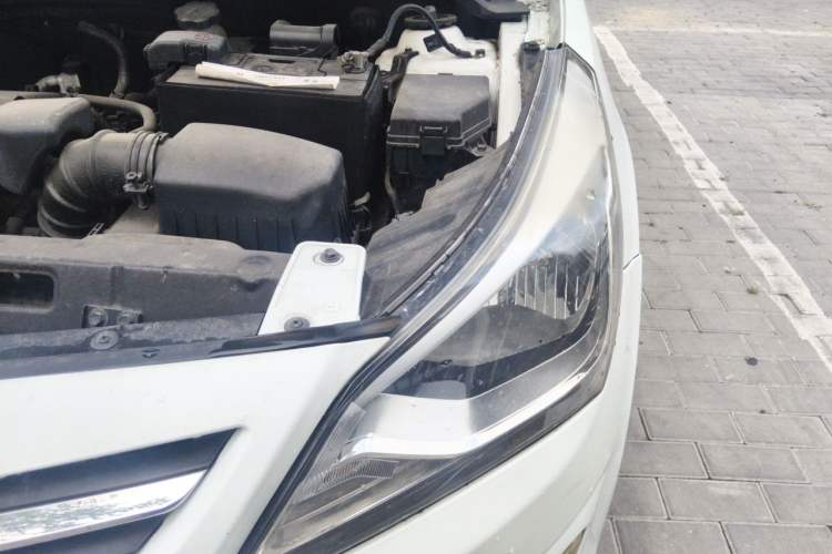 Used Hyundai Verna (older generation) 2014 1.4L Manual Smart GLS Trim Engine Bay Left