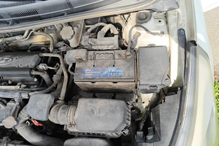 Used Hyundai Verna (older generation) 2014 1.4L Automatic Leading-Edge GLX Engine Bay Left