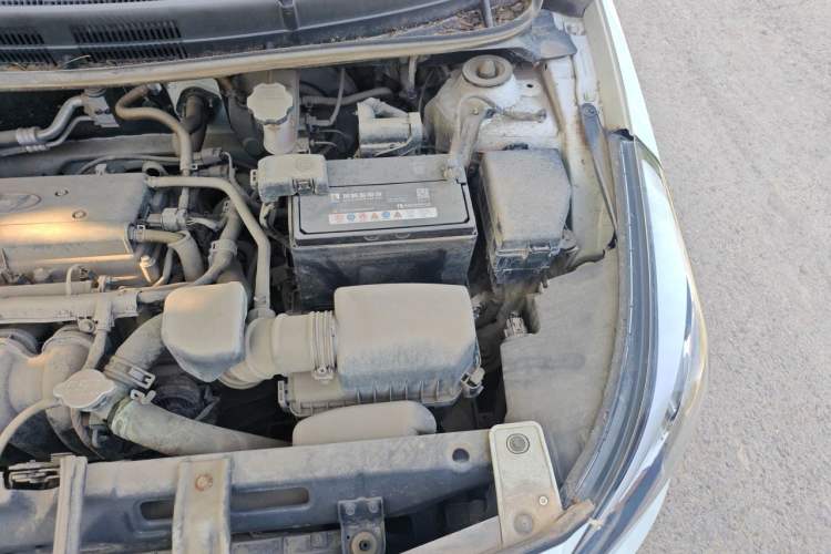 Used Hyundai Verna (older generation) 2014 1.4L Manual Smart GLS Trim Engine Bay Left