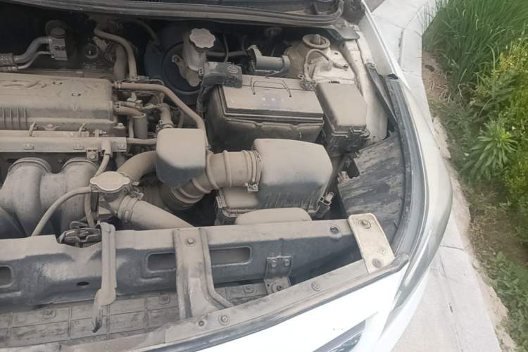 Used Hyundai Verna (older generation) 2014 1.4L Manual Smart GLS Trim Engine Bay Left
