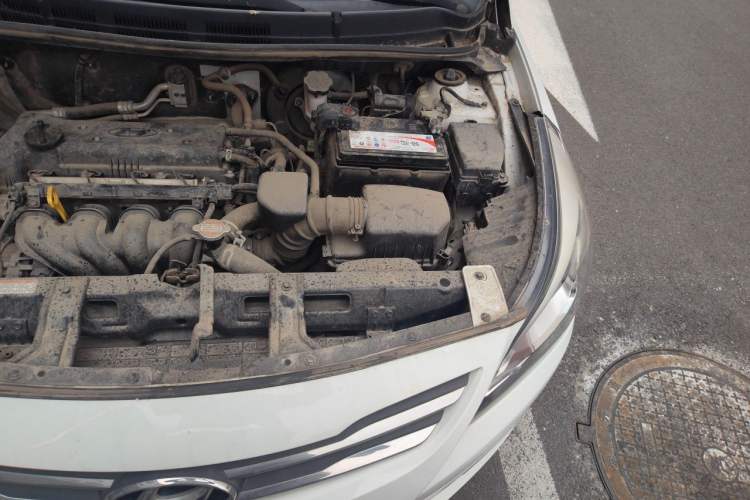 Used Hyundai Verna (older generation) 2014 1.4L Manual Smart GLS Trim Engine Bay Left