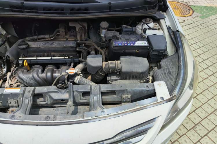 Used Hyundai Verna (older generation) 2014 1.4L Manual Smart GLS Trim Engine Bay Left