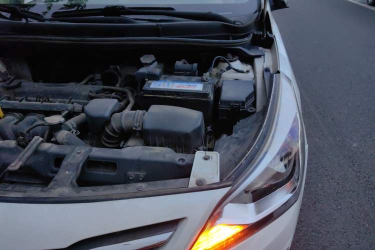 Used Hyundai Verna (older generation) 2014 1.4L Manual Smart GLS Trim Engine Bay Left