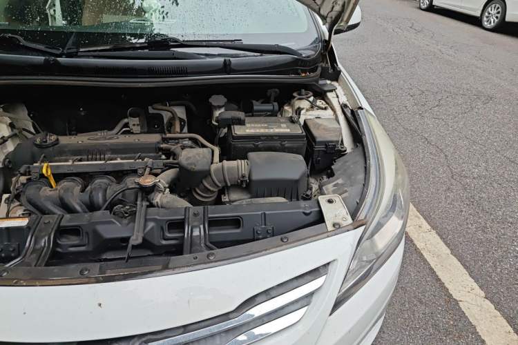 Used Hyundai Verna (older generation) 2014 1.4L Manual Smart GLS Trim Engine Bay Left