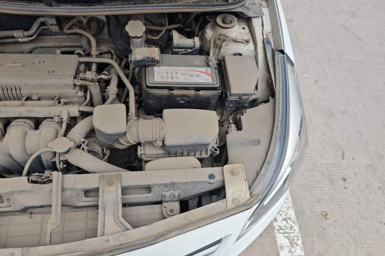 Used Hyundai Verna (older generation) 2014 1.4L Manual Smart GLS Trim Engine Bay Left