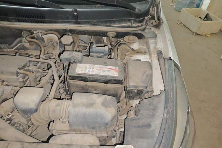 Used Hyundai Verna (older generation) 2014 1.4L Manual Smart GLS Trim Engine Bay Left