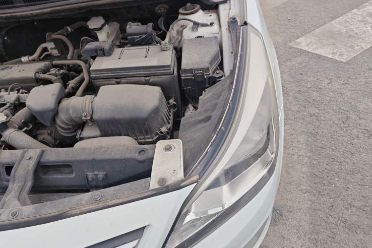 Used Hyundai Verna (older generation) 2014 1.4L Manual Smart GLS Trim Engine Bay Left