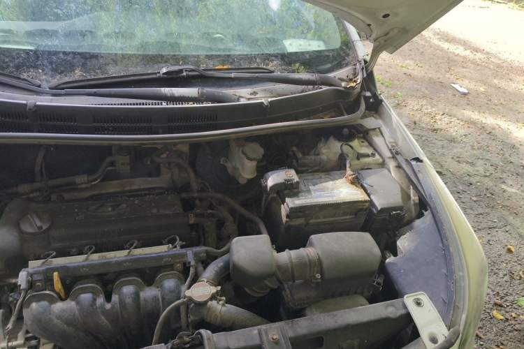 Used Hyundai Verna (older generation) 2014 1.4L Manual Smart GLS Trim Engine Bay Left