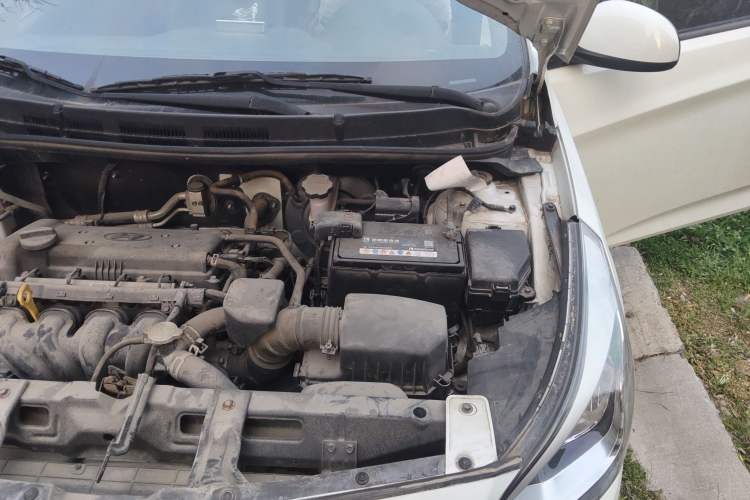 Used Hyundai Verna (older generation) 2014 1.4L Manual Smart GLS Trim Engine Bay Left
