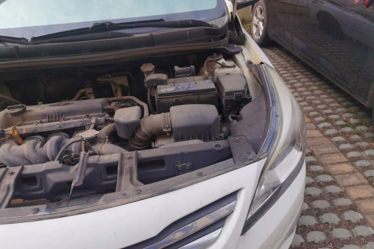 Used Hyundai Verna (older generation) 2014 1.4L Manual Smart GLS Trim Engine Bay Left