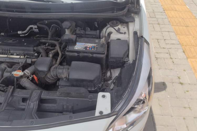 Used Hyundai Verna (older generation) 2014 1.4L Automatic Leading-Edge GLX Engine Bay Left