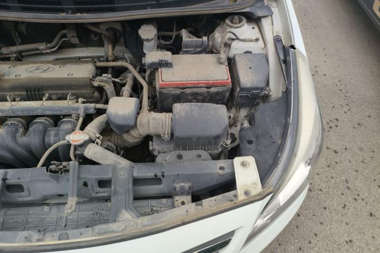 Used Hyundai Verna (older generation) 2014 1.4L Manual Smart GLS Trim Engine Bay Left