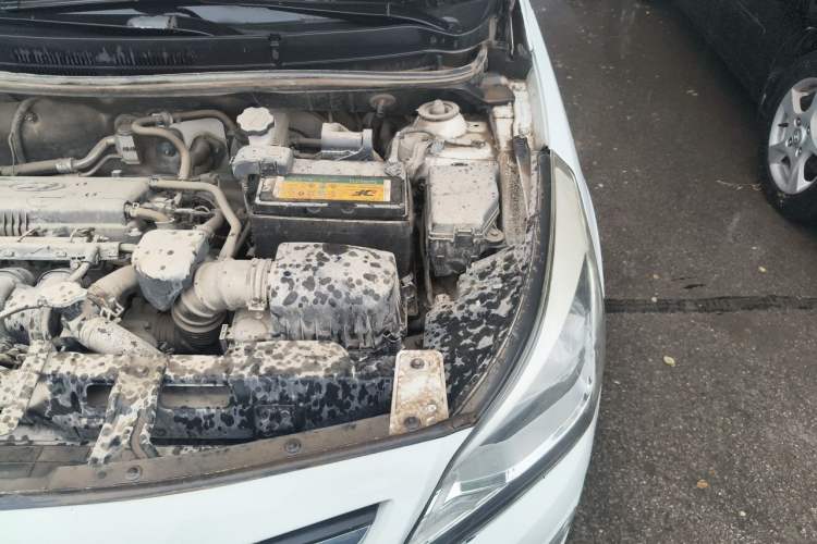 Used Hyundai Verna (older generation) 2014 1.4L Manual Smart GLS Trim Engine Bay Left